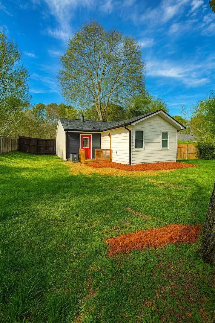 Riverdale House: 500 Denham St