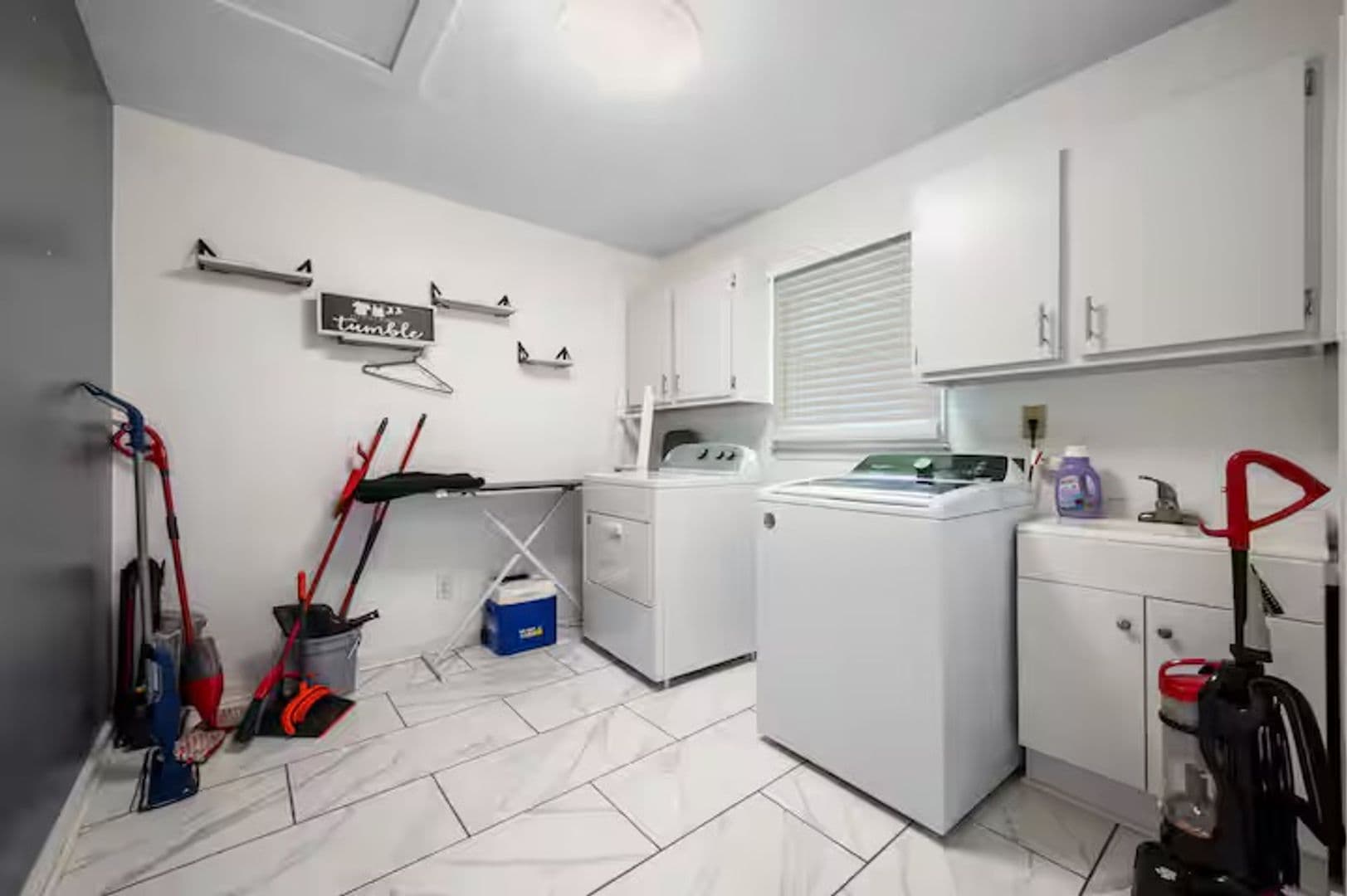 Lilburn House: 493 Greg Dr SW