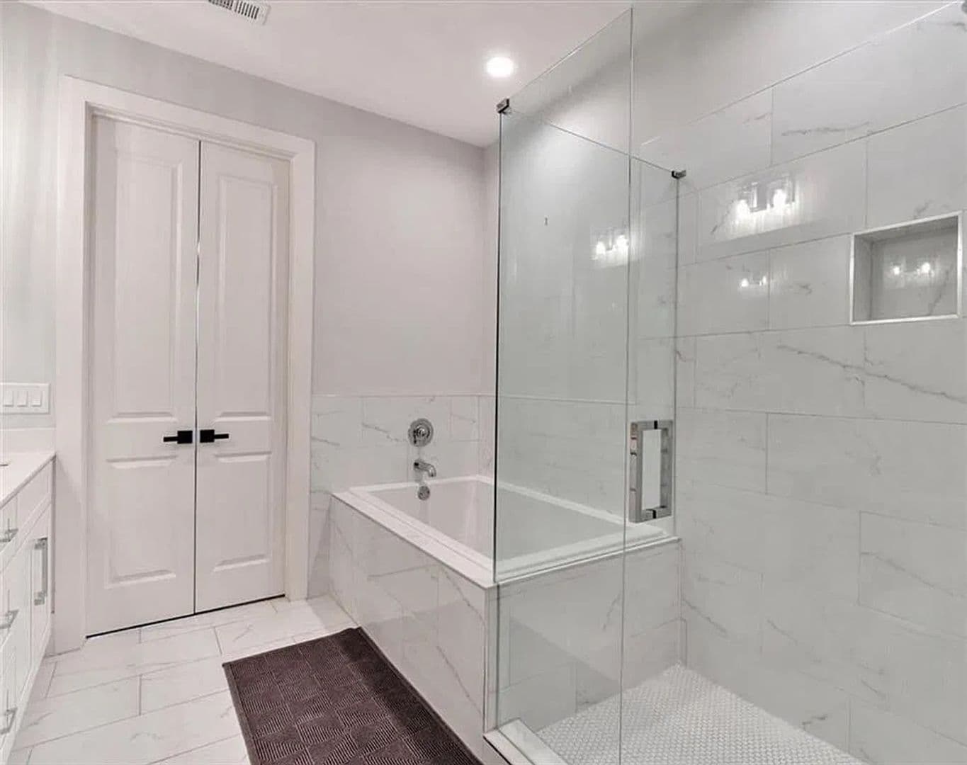 Atlanta House: 6890 Peachtree Dunwoody Rd NE
