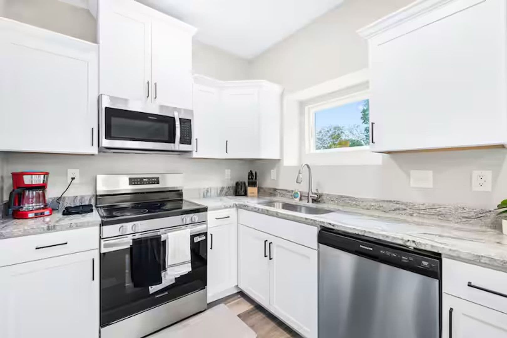 Clover House: 102 Mobley St
