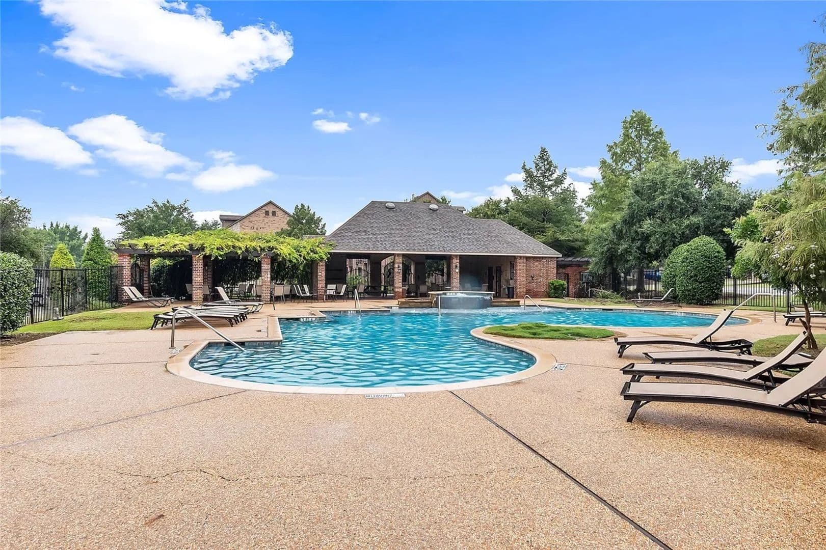 Irving House: 1347 Chase Ln