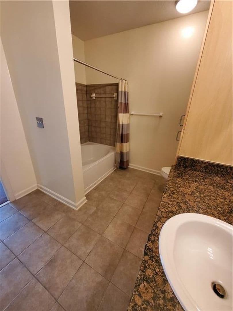 Atlanta House: 400 17th St NW