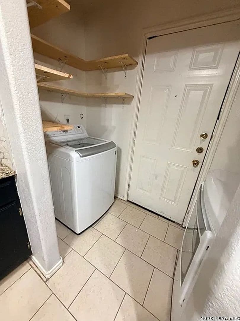 San Antonio House: 6131 Lake Victoria St