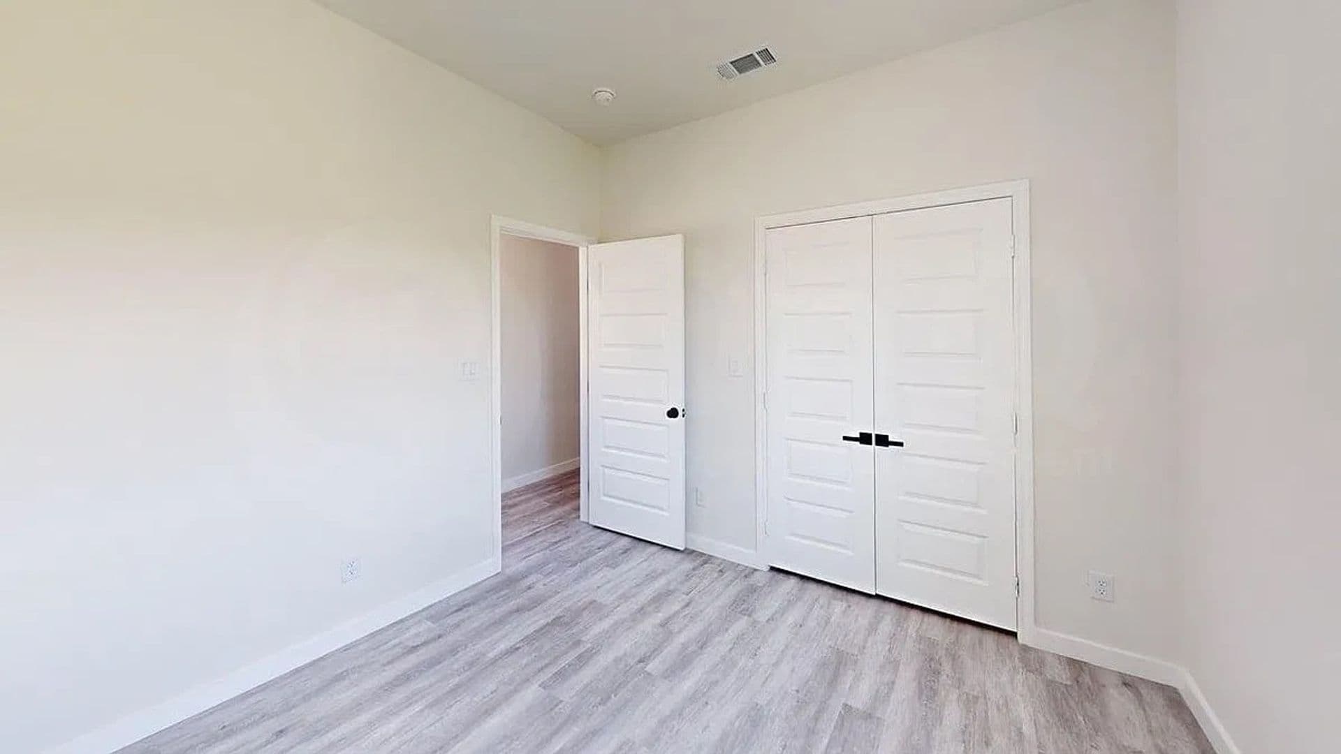 Dallas House: 6702 S Lancaster Rd