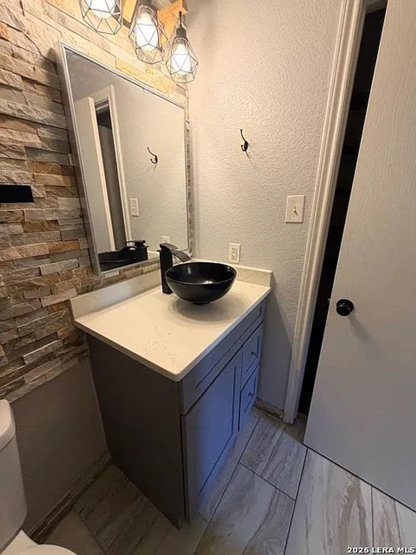 San Antonio House: 6131 Lake Victoria St