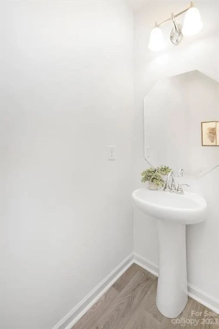 Charlotte House: 15128 Scoter St