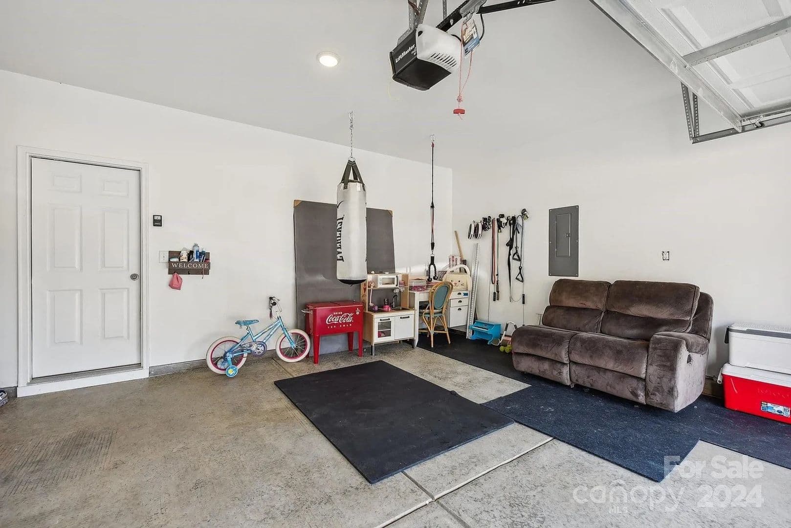 Charlotte House: 7608 Denbur Dr