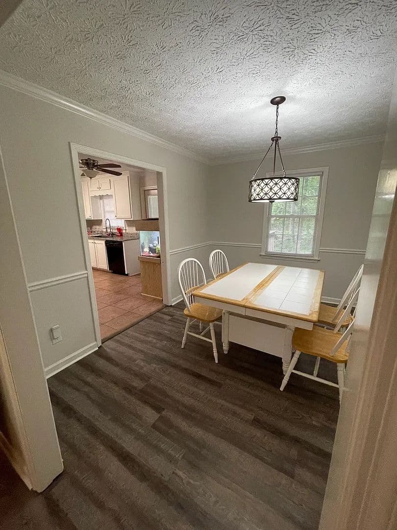 Kennesaw House: 3250 Stoney Acres Dr NW