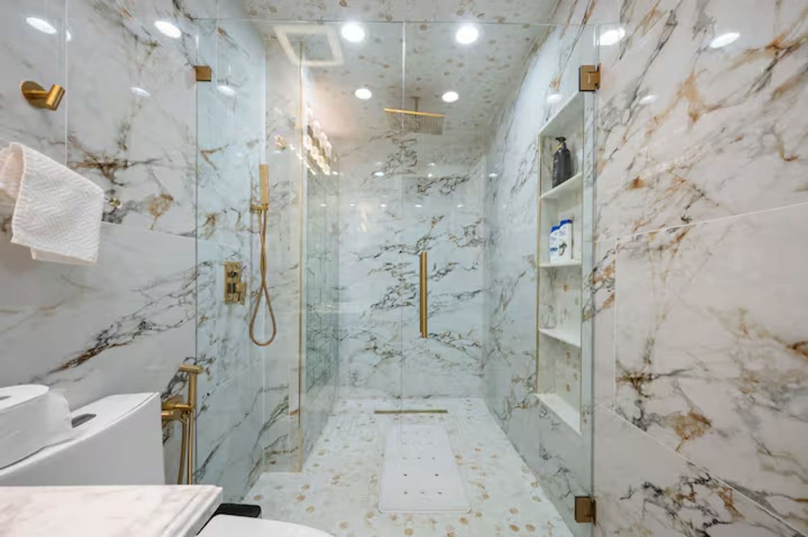 Lilburn House: 493 Greg Dr SW