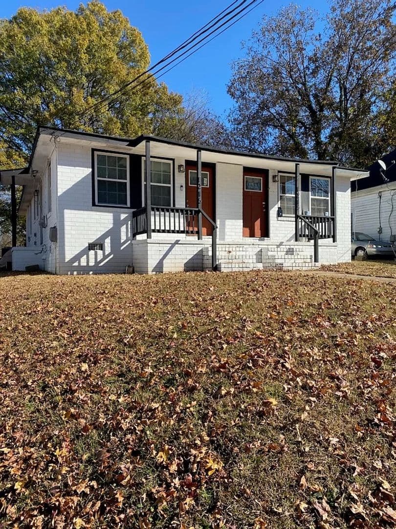 Salisbury House: 1216 W Horah St