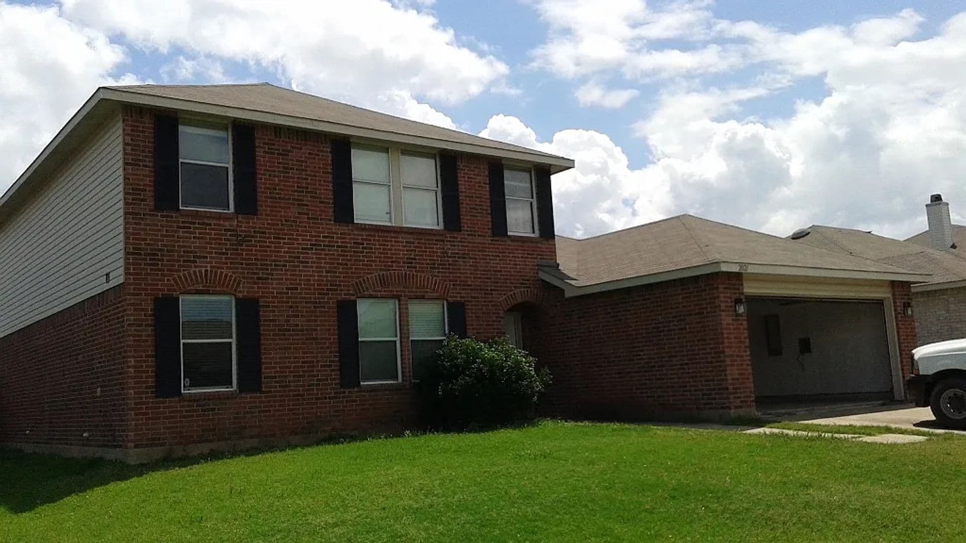 Grand Prairie House: 2021 W Grove Ln