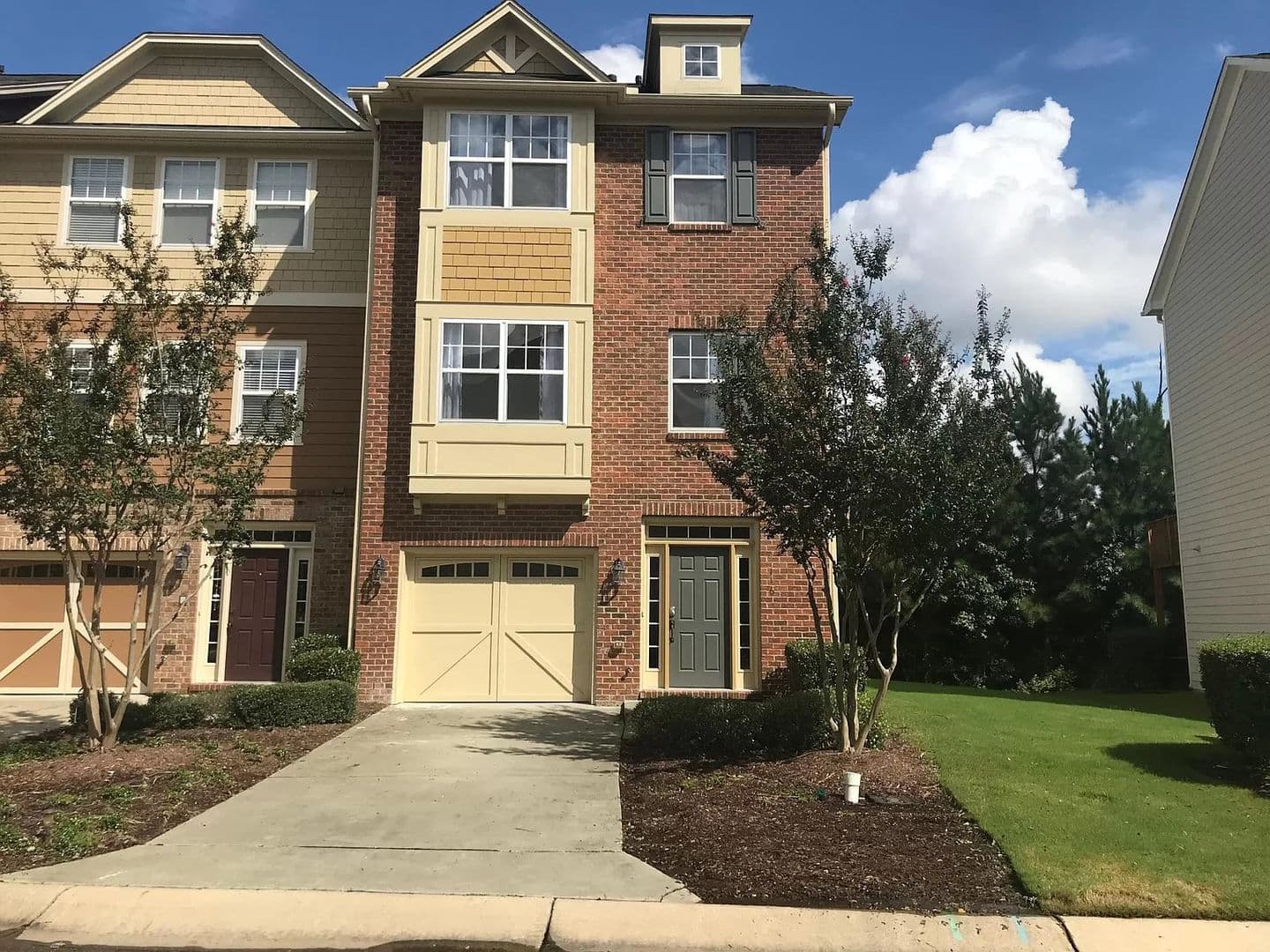 Cary House: 116 Linden Park Ln