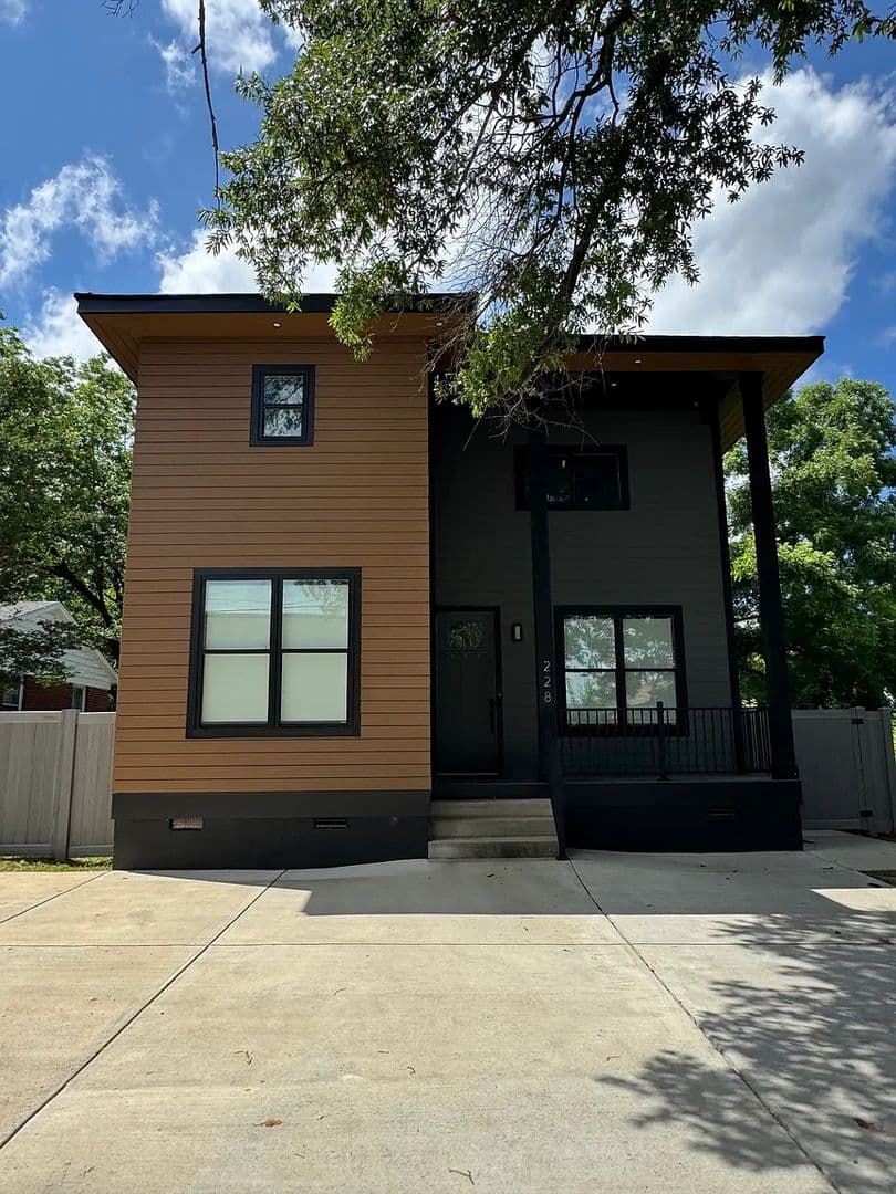 Rock Hill House: 228 Pursley St