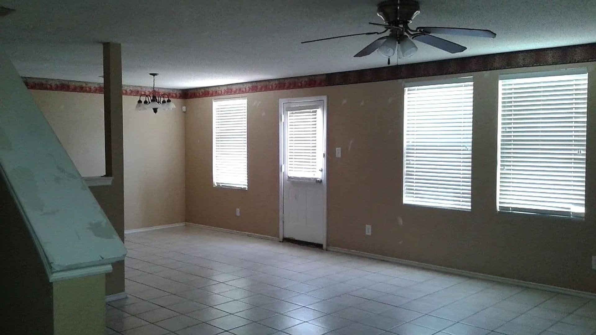 Grand Prairie House: 2021 W Grove Ln