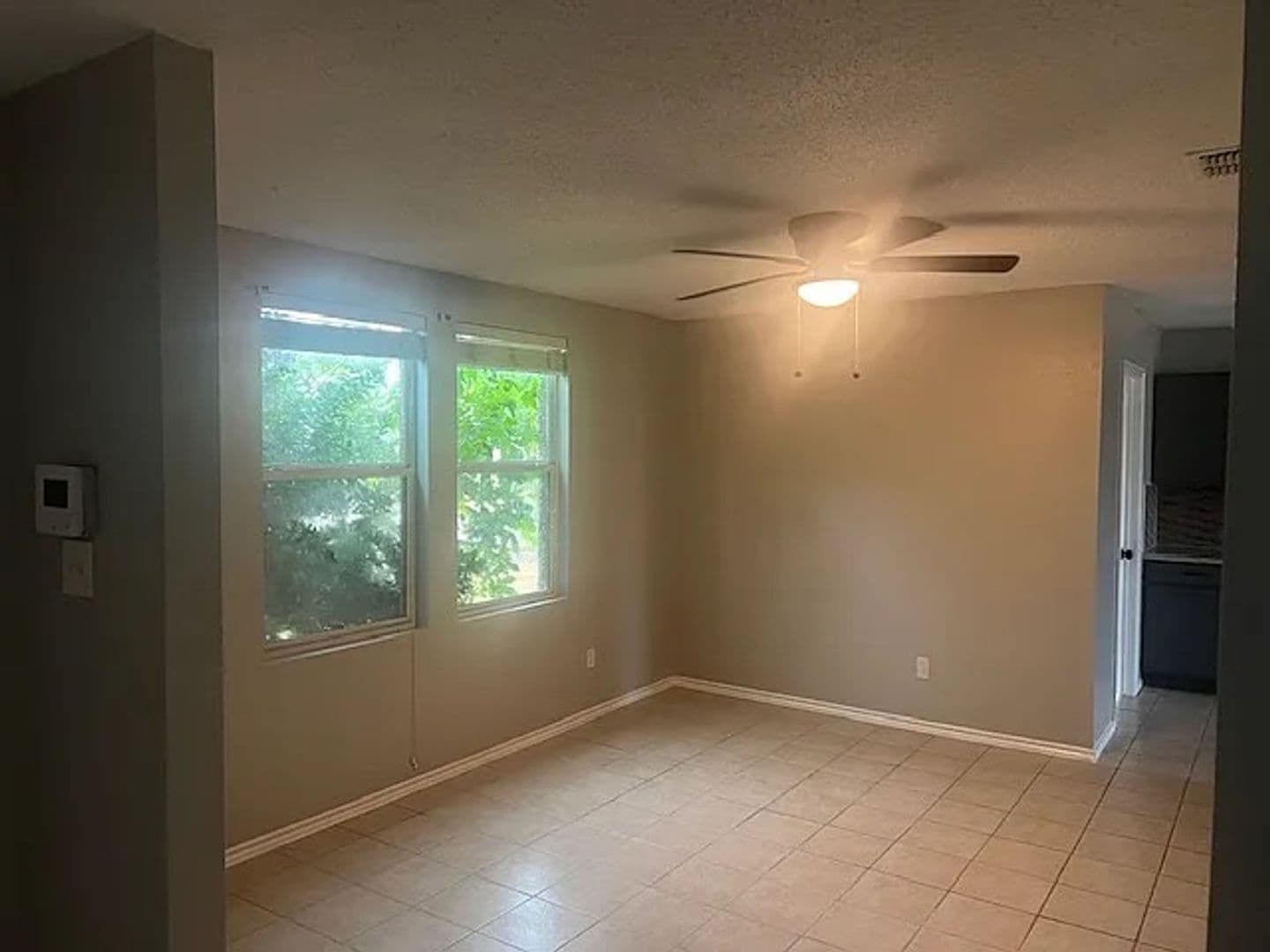 Grand Prairie House: 2021 W Grove Ln