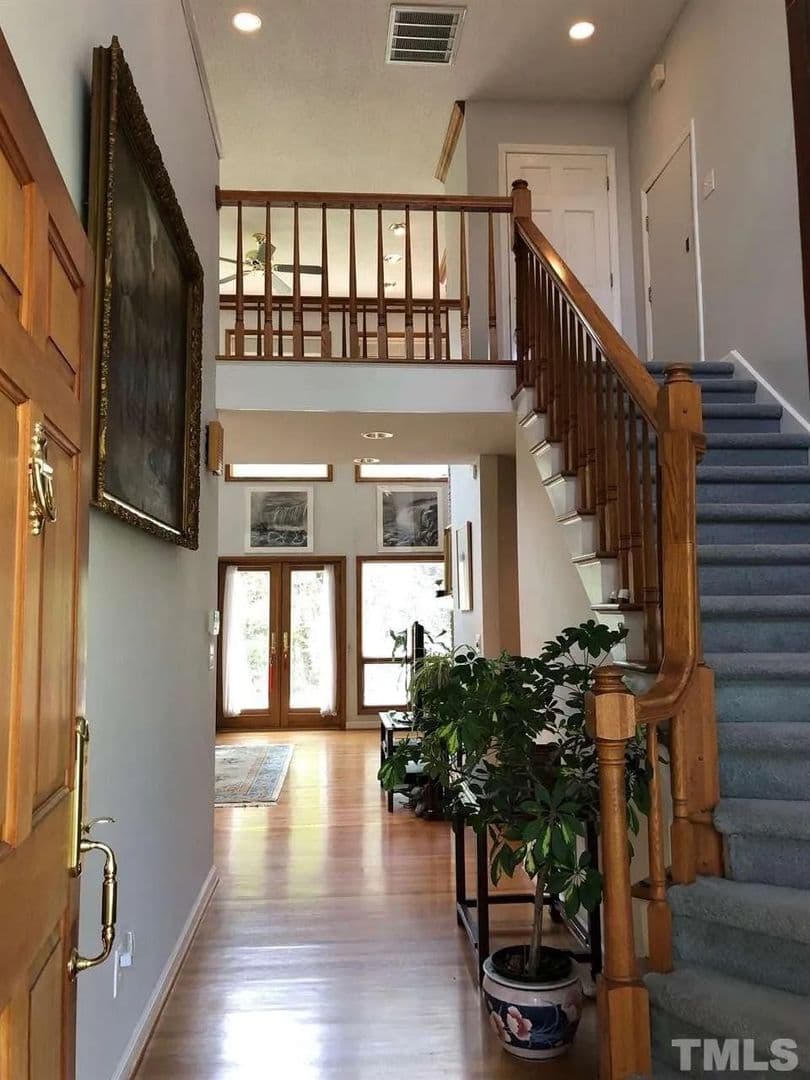 Apex House: 1010 Kingsway Dr