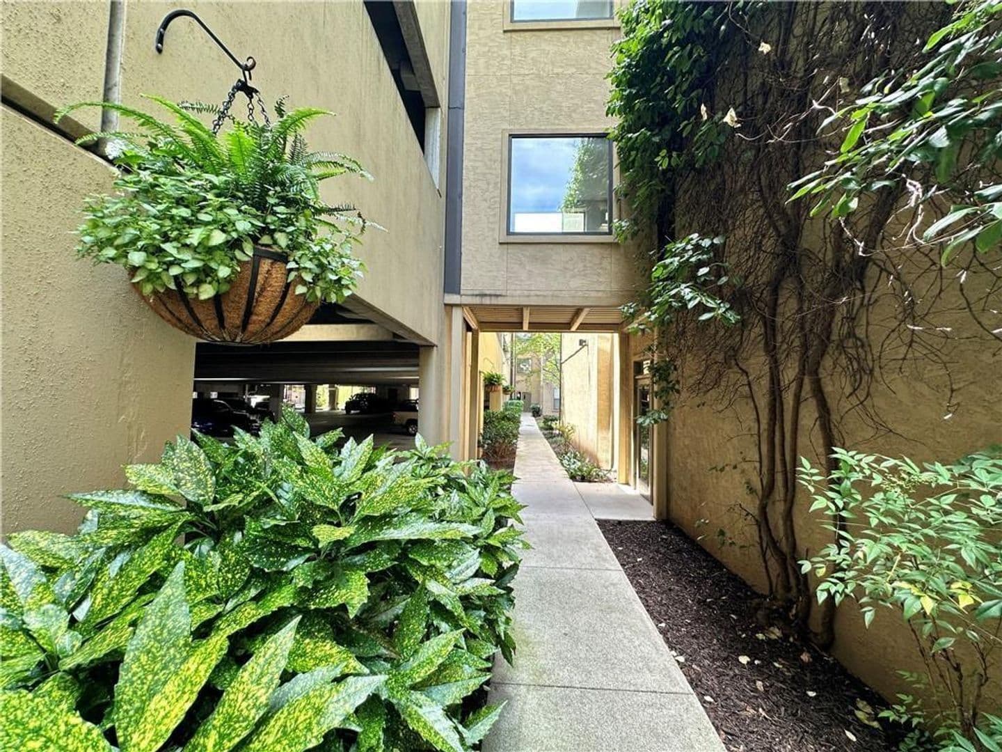 Atlanta House: 400 17th St NW