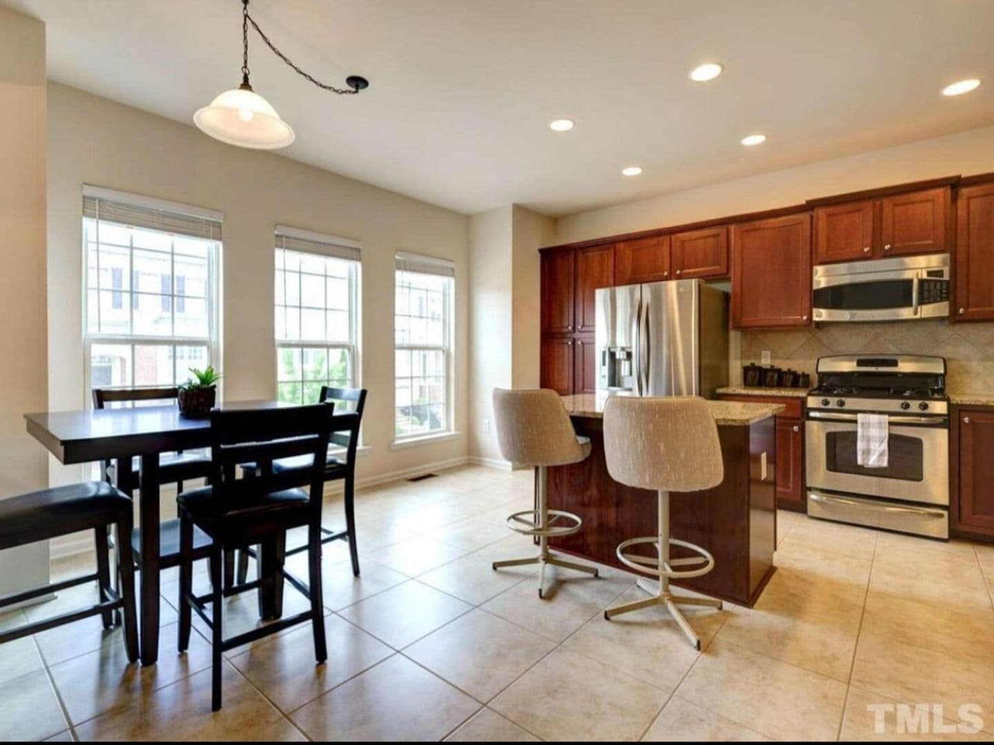 Cary House: 8627 Macedonia Lake Dr