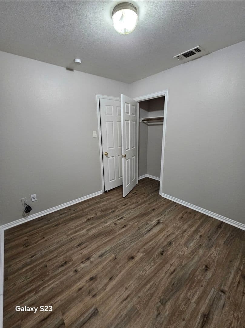 Fort Worth House: 1702 Stalcup Rd