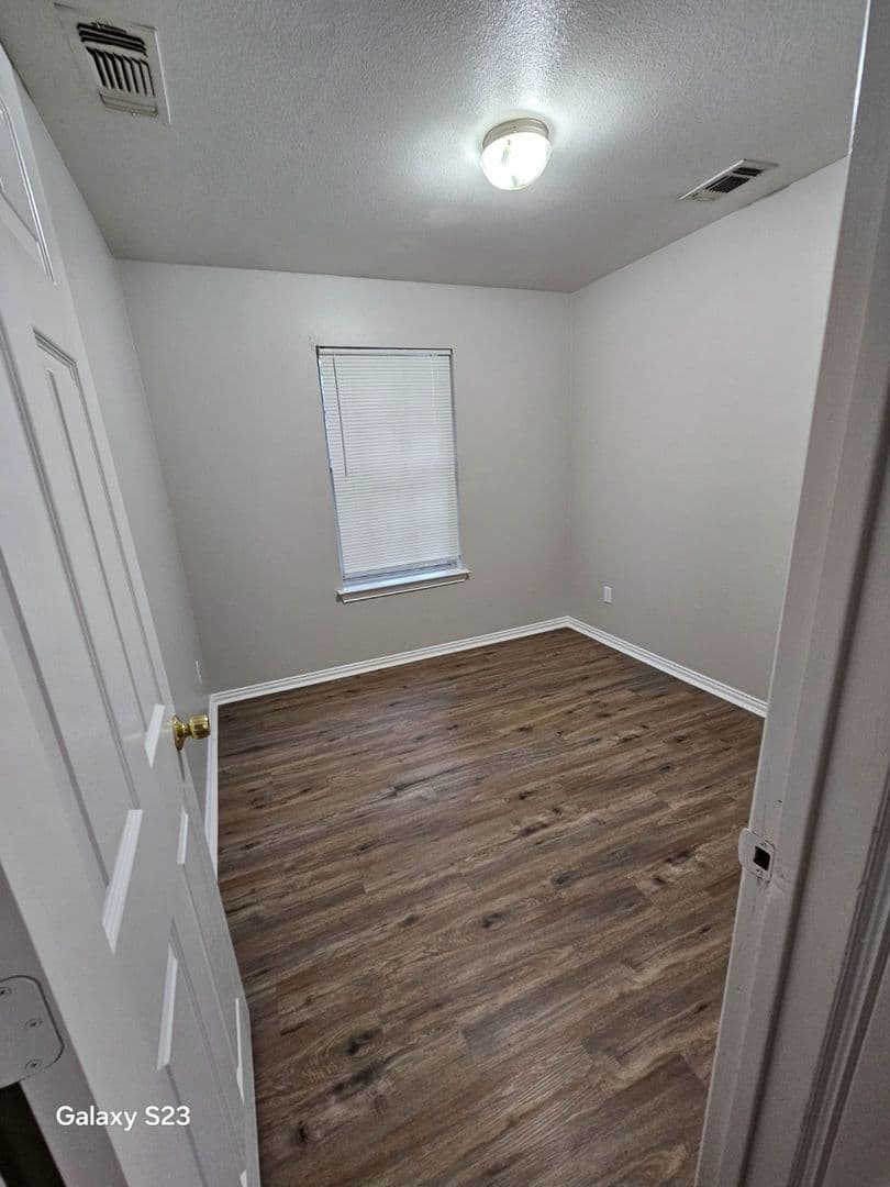 Fort Worth House: 1702 Stalcup Rd