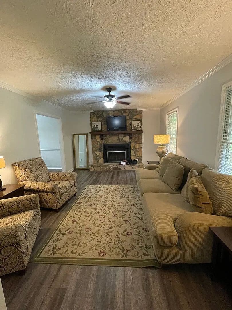 Kennesaw House: 3250 Stoney Acres Dr NW