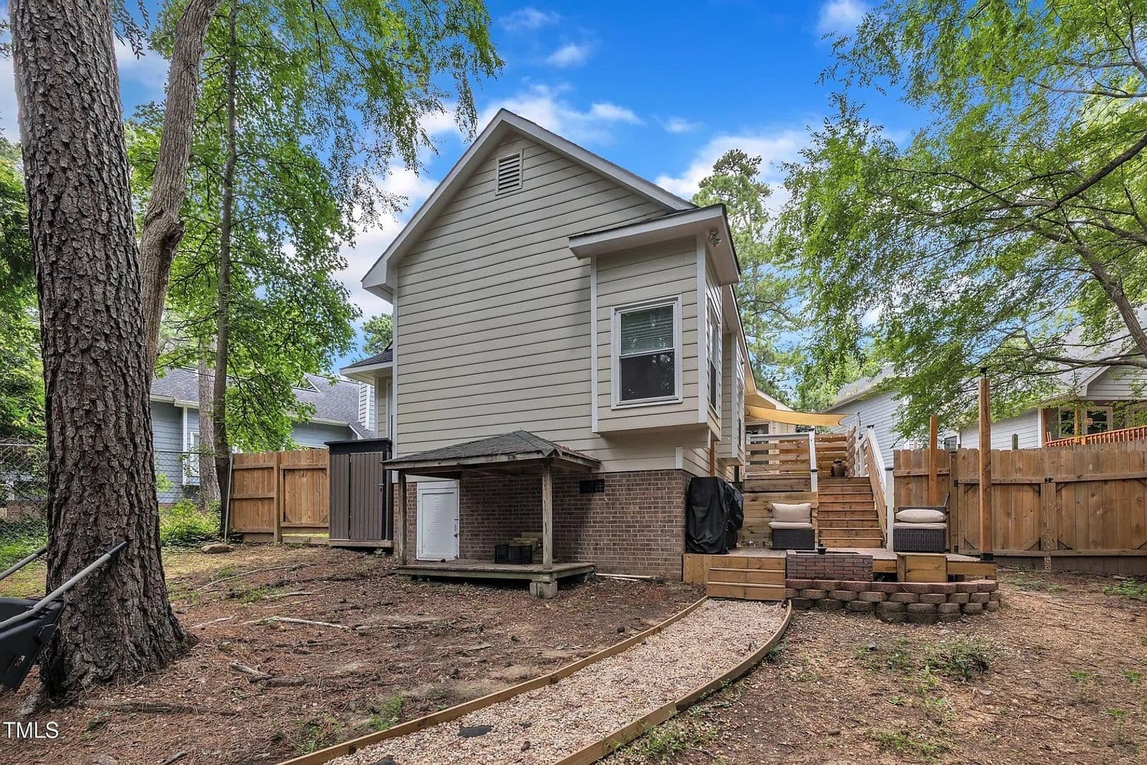 Raleigh House: 105 Tall Rock Ct