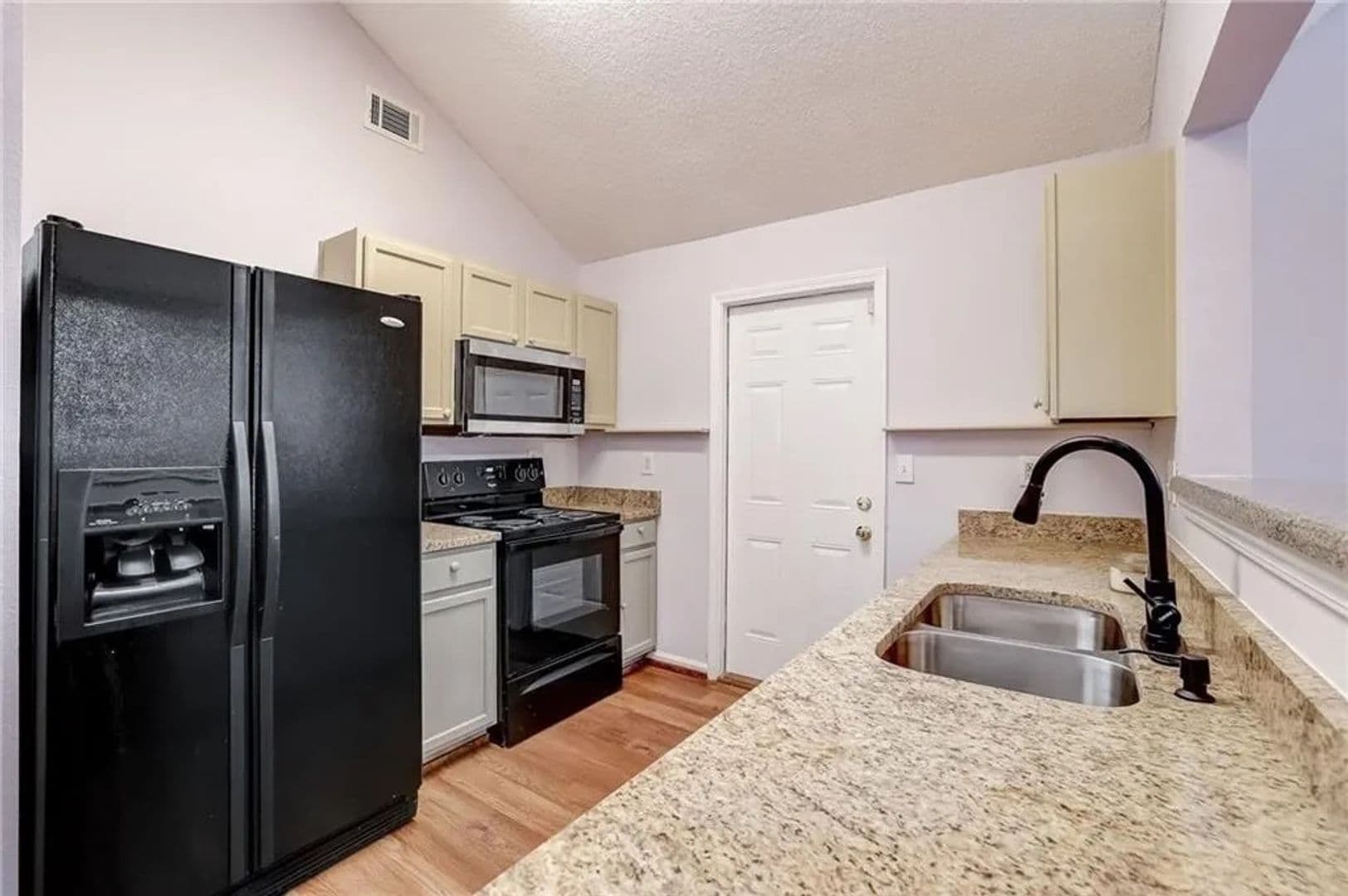Union City House: 3865 Cypress Pointe Dr