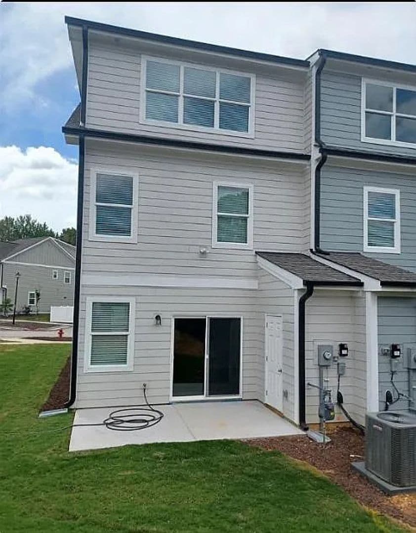 Apex House: 330 Old Grove Ln