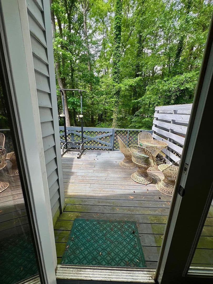 Durham House: 2 Willow Bridge Dr
