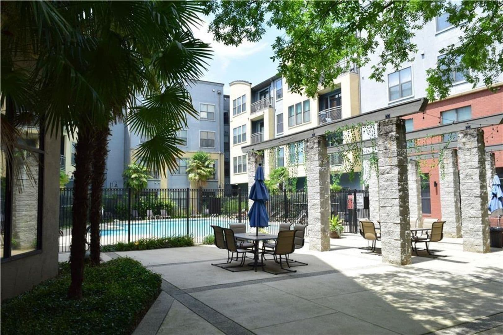 Atlanta House: 400 17th St NW