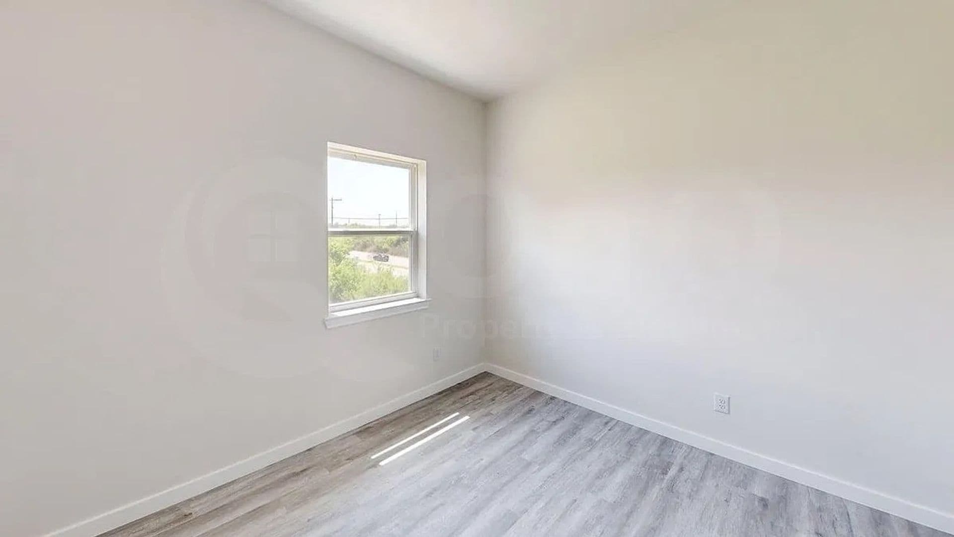 Dallas House: 6702 S Lancaster Rd