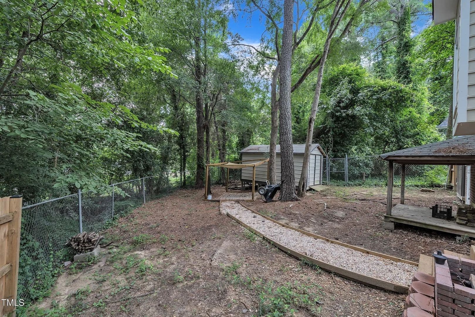 Raleigh House: 105 Tall Rock Ct