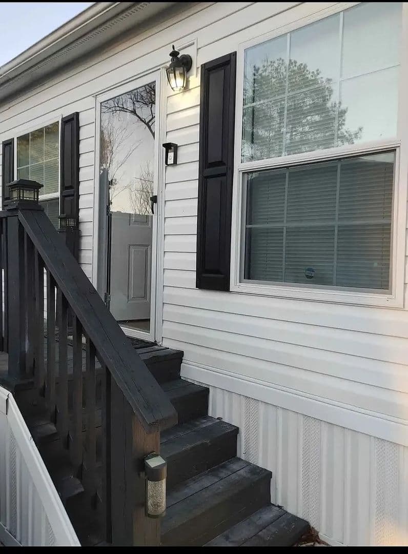 McDonough House: 379 Robin Ln