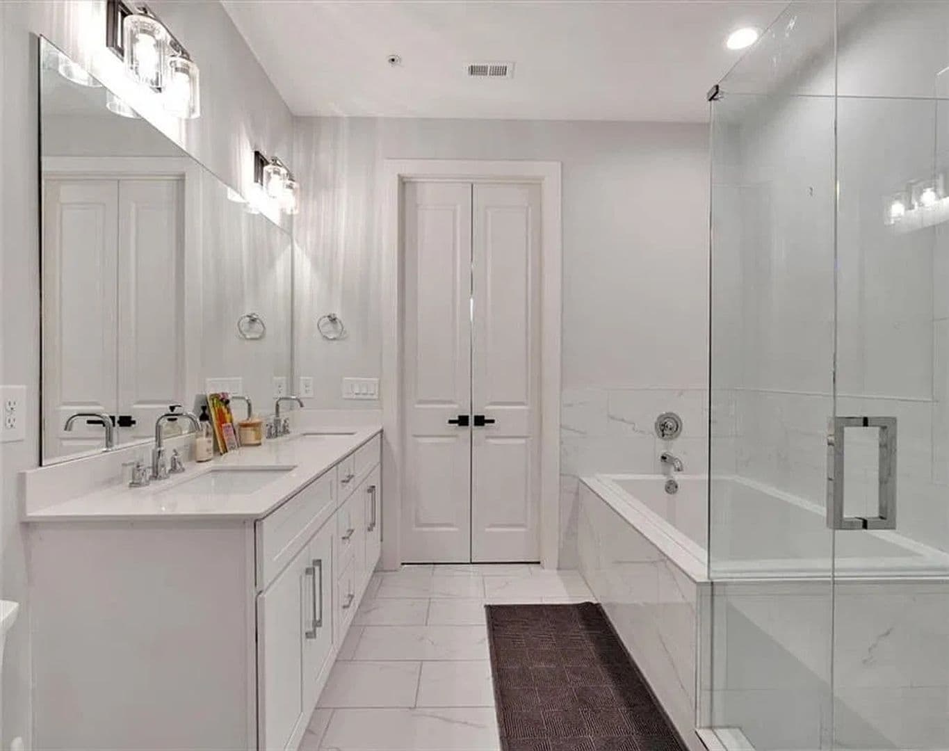 Atlanta House: 6890 Peachtree Dunwoody Rd NE