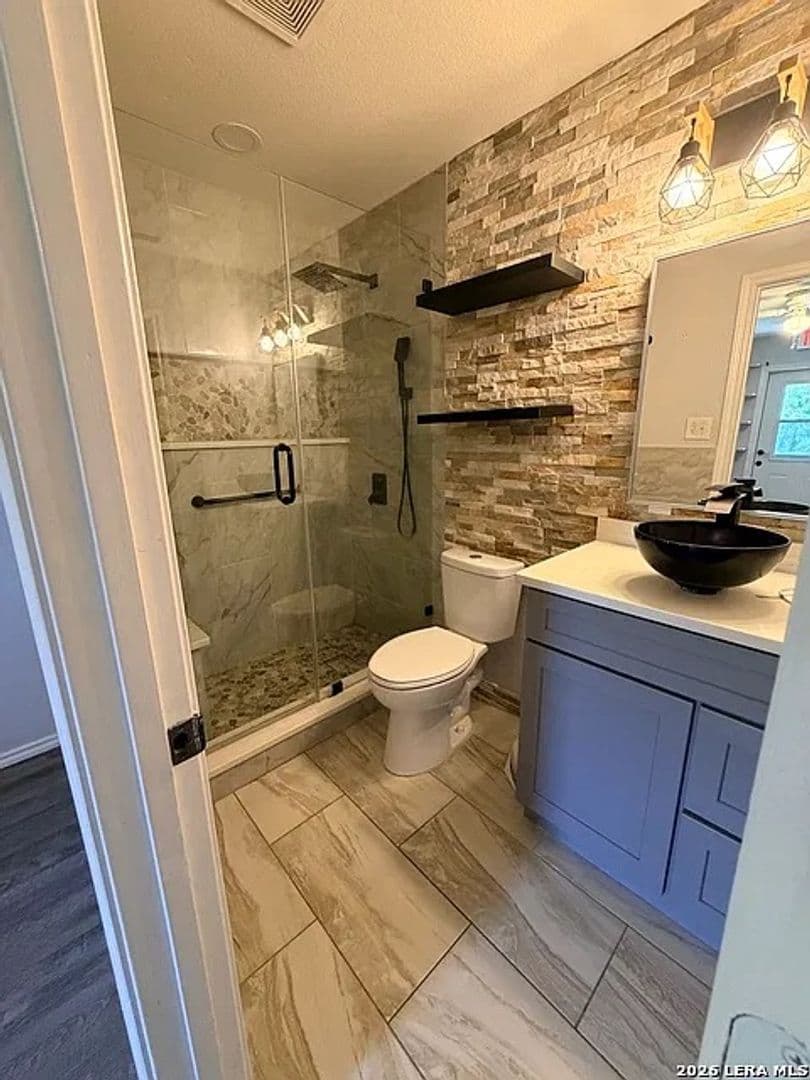 San Antonio House: 6131 Lake Victoria St