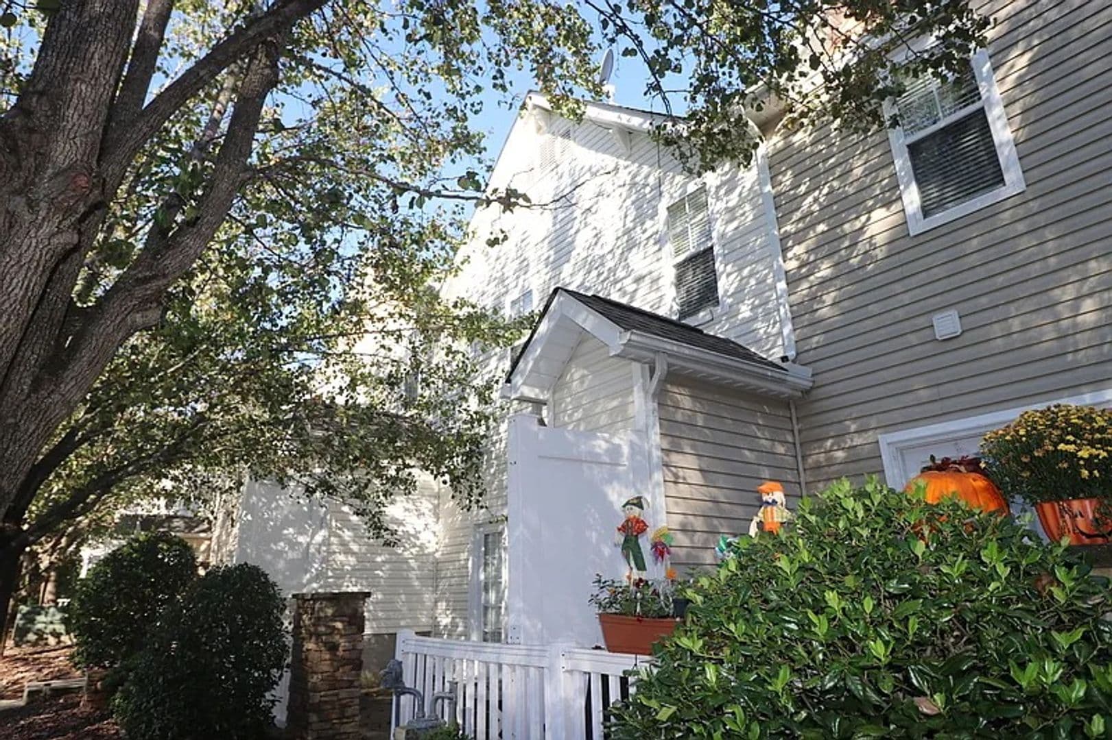 Charlotte House: 10318 McGoogan Ln