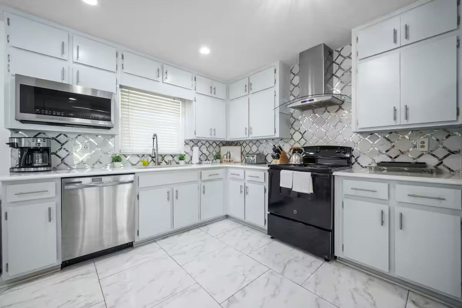 Lilburn House: 493 Greg Dr SW