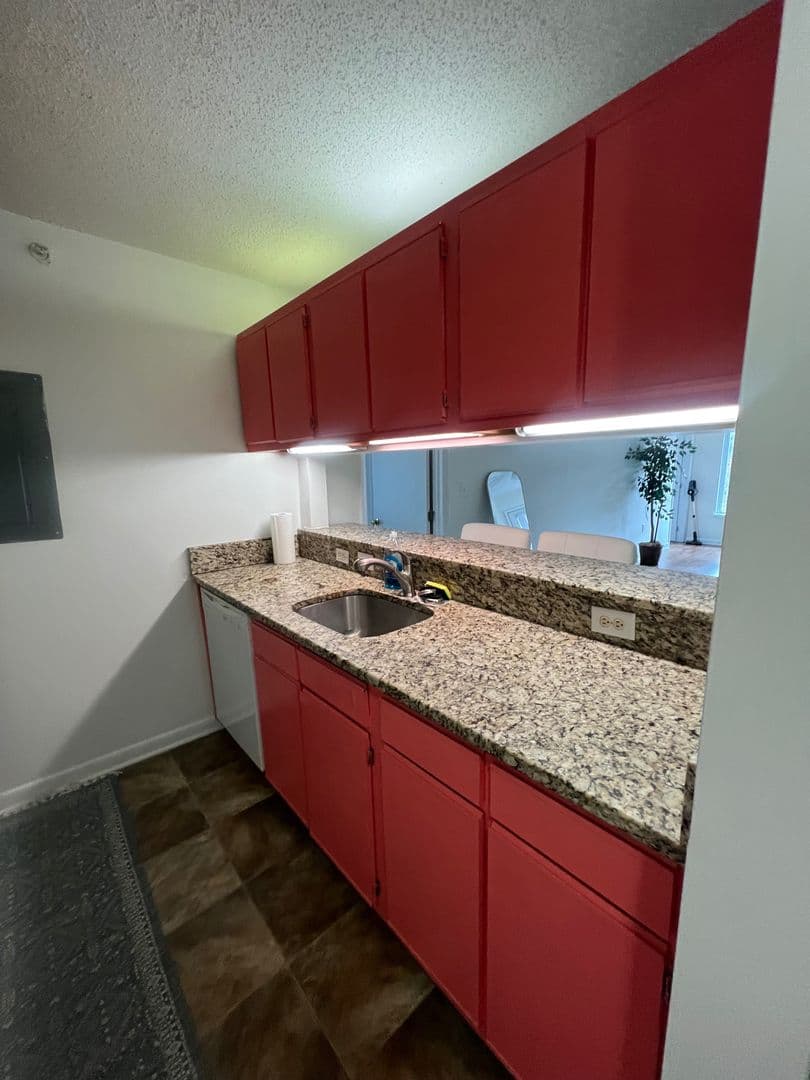 Raleigh House: 1411 Collegiate Cir