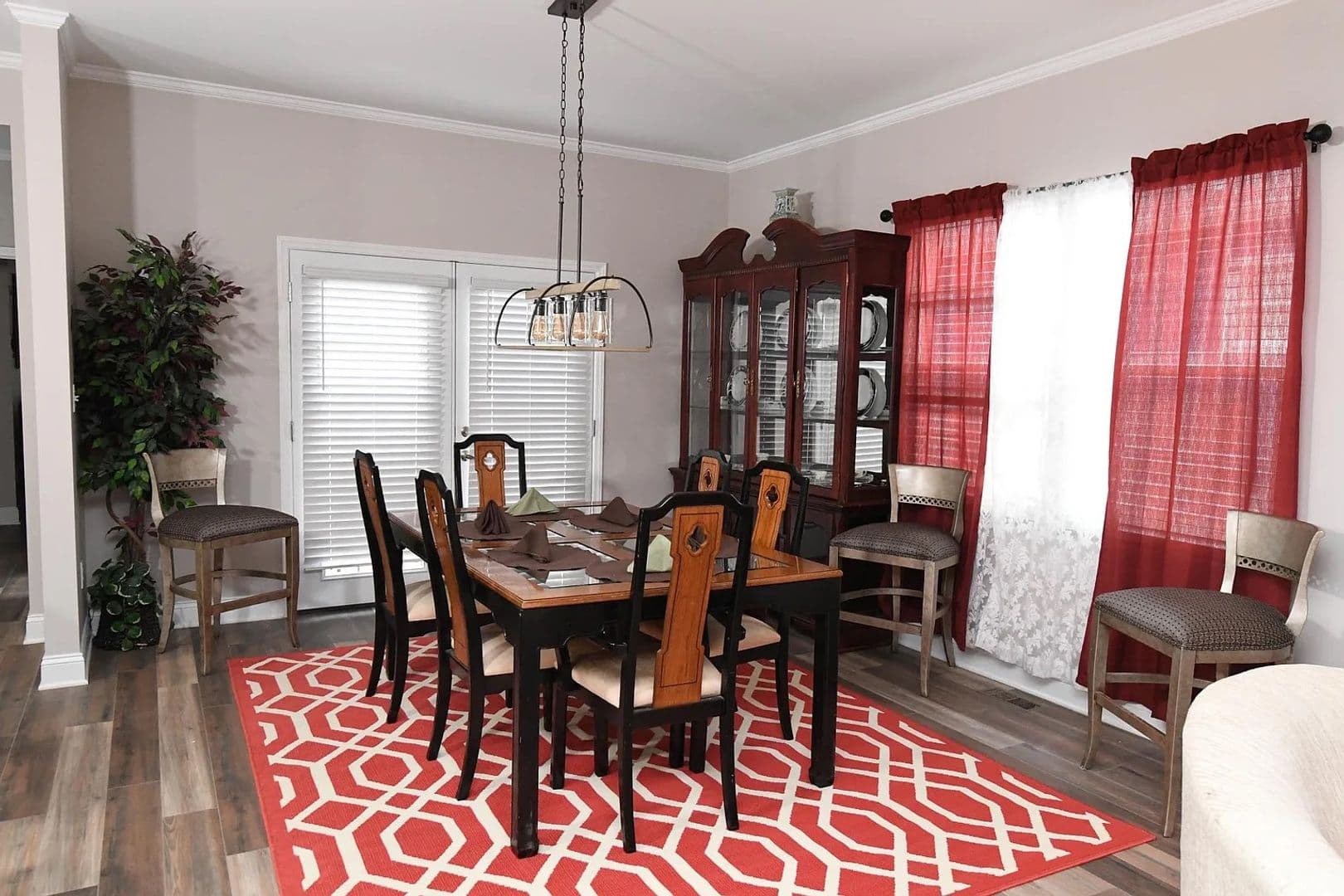 Raleigh House: 1108 S Person St