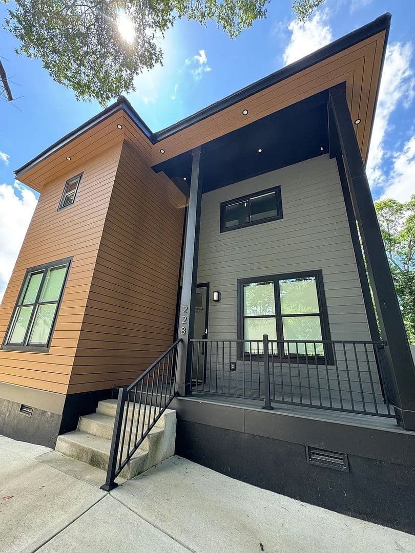 Rock Hill House: 228 Pursley St