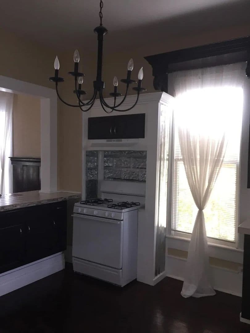San Antonio House: 411 E Laurel