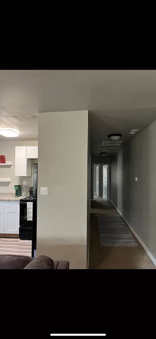 Salisbury House: 1216 W Horah St