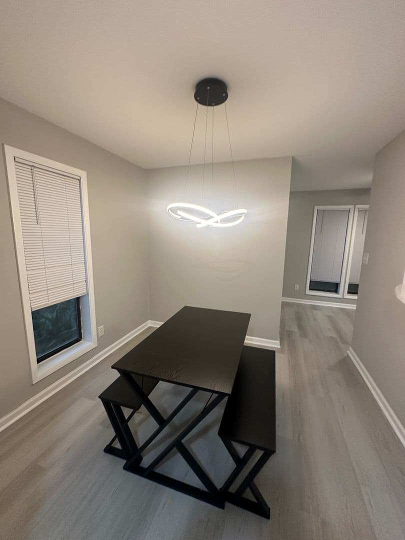 Atlanta House: 9400 Roberts Dr