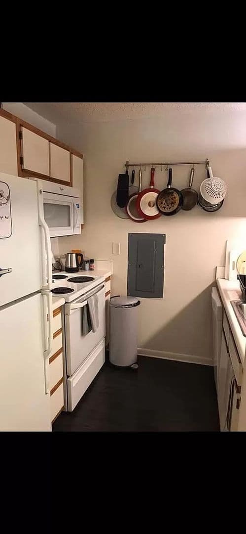 Raleigh House: 1220 University Ct