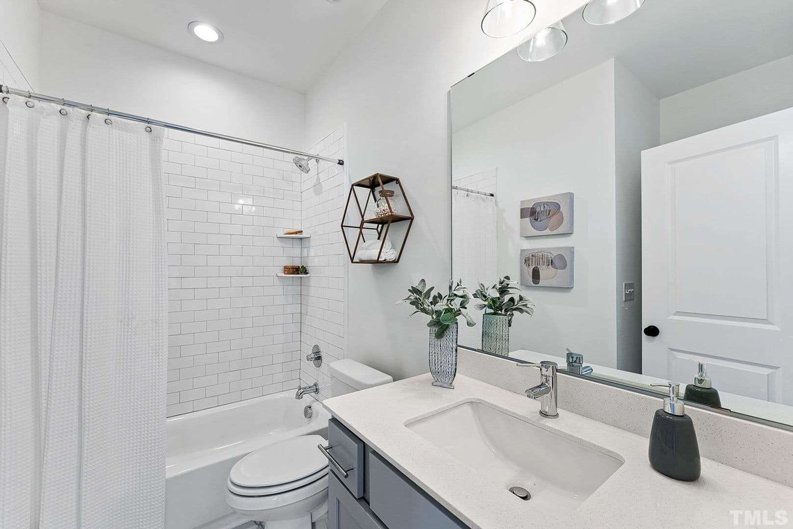 Raleigh House: 8611 Brushfoot Wy