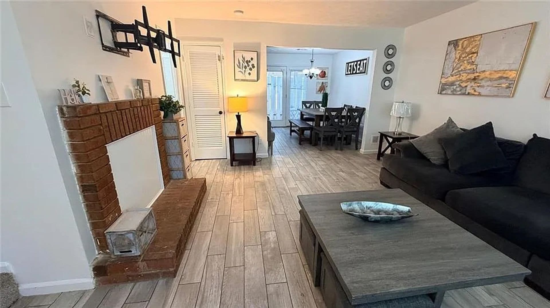 Roswell House: 250 Mill Creek Pl