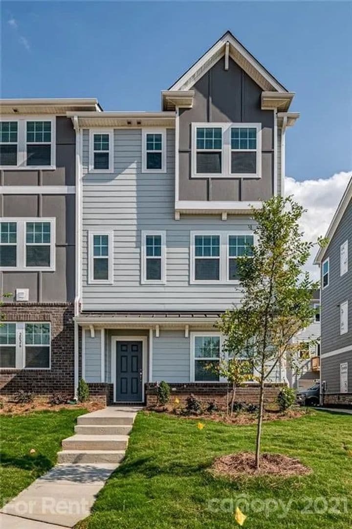 Charlotte House: 2022 Tears Ln