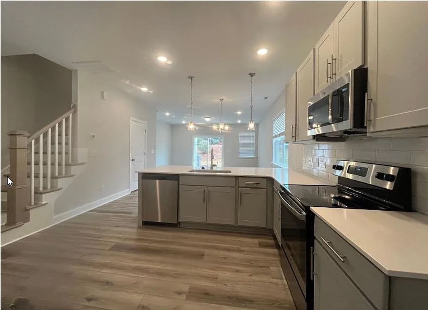 Apex House: 330 Old Grove Ln