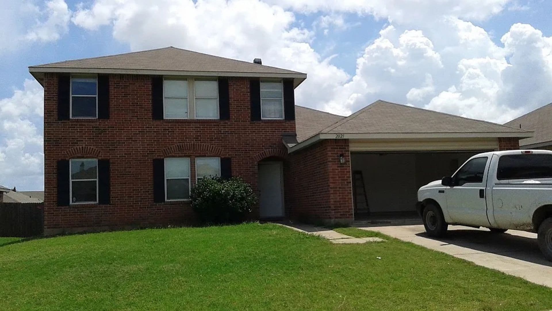 Grand Prairie House: 2021 W Grove Ln