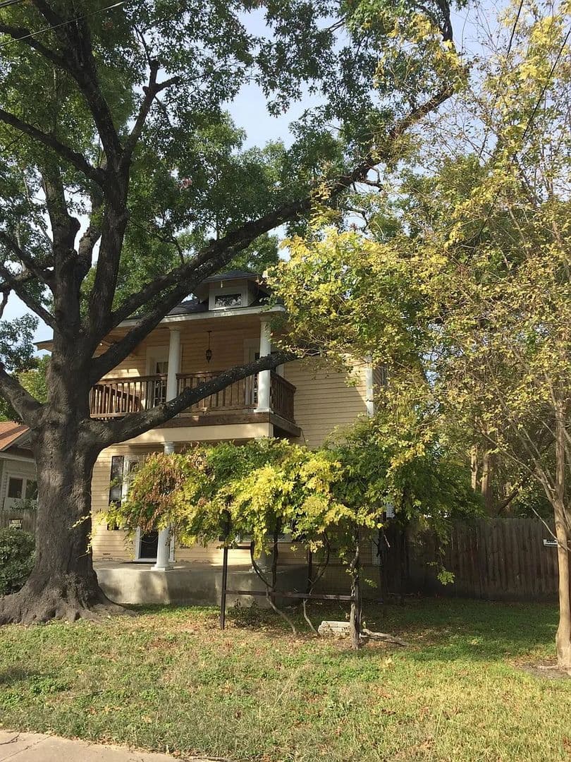 San Antonio House: 411 E Laurel